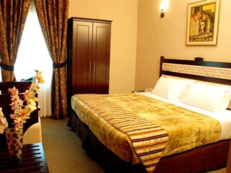 Al Bustan Tower Hotel Suites Sharjah Buitenkant foto
