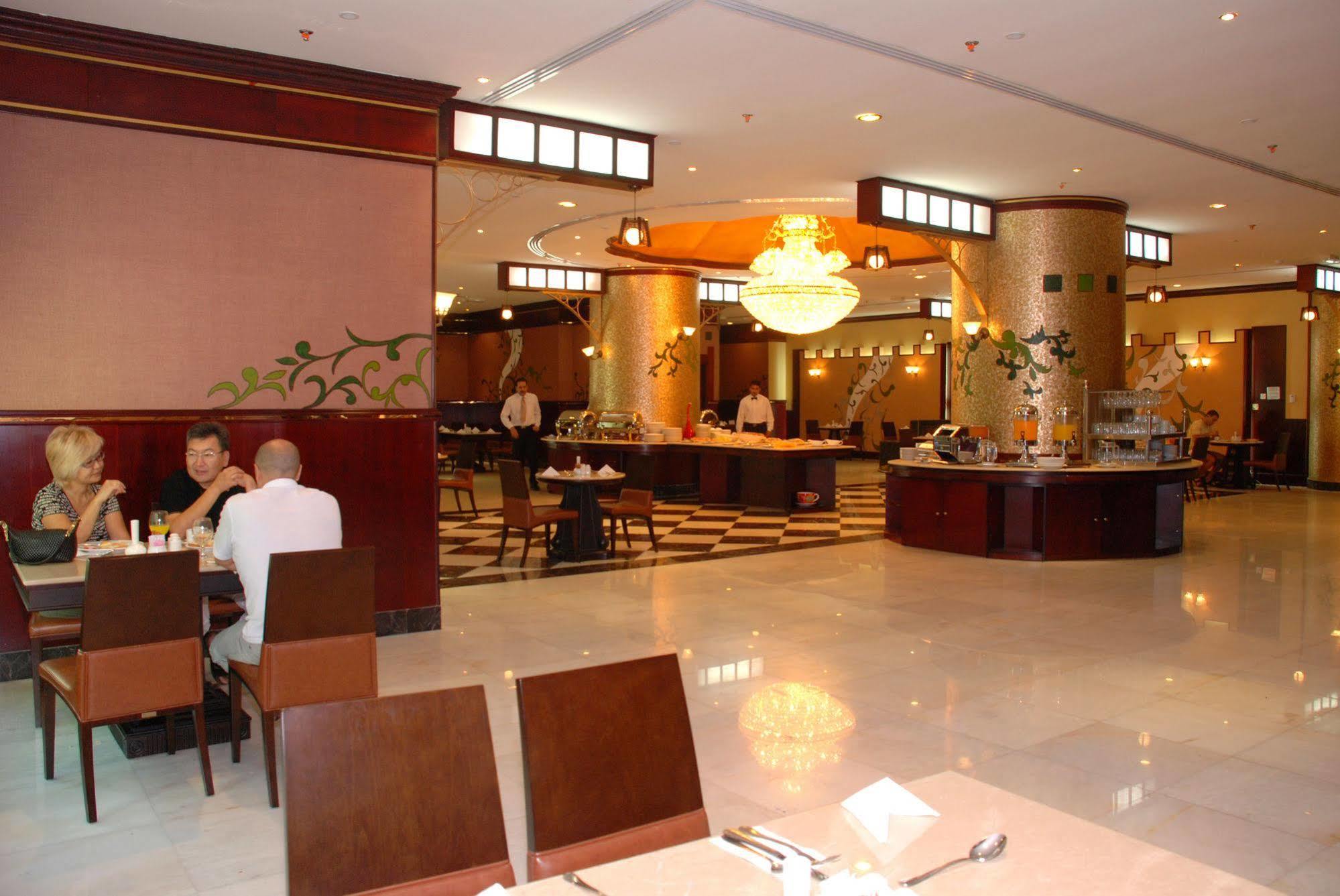 Al Bustan Tower Hotel Suites Sharjah Buitenkant foto