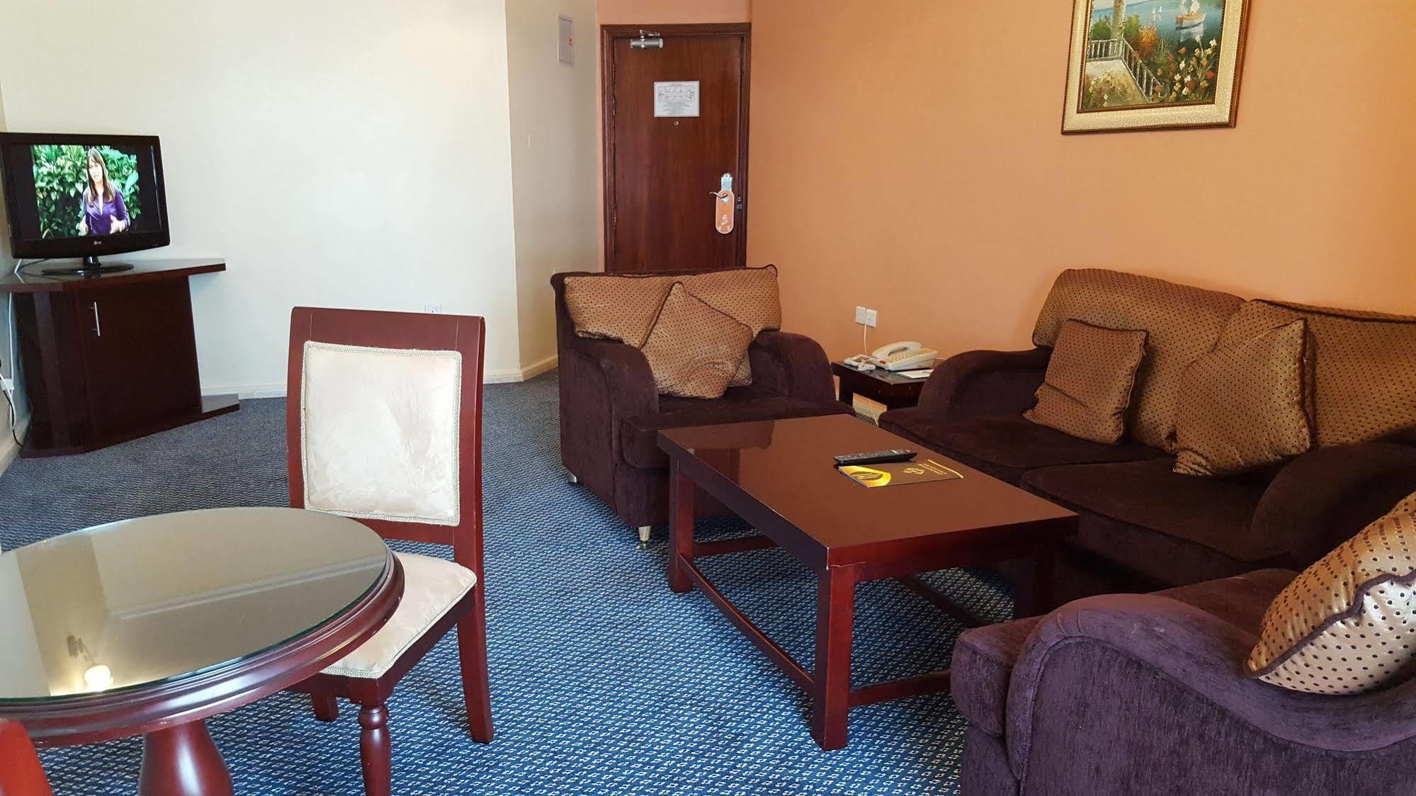 Al Bustan Tower Hotel Suites Sharjah Buitenkant foto