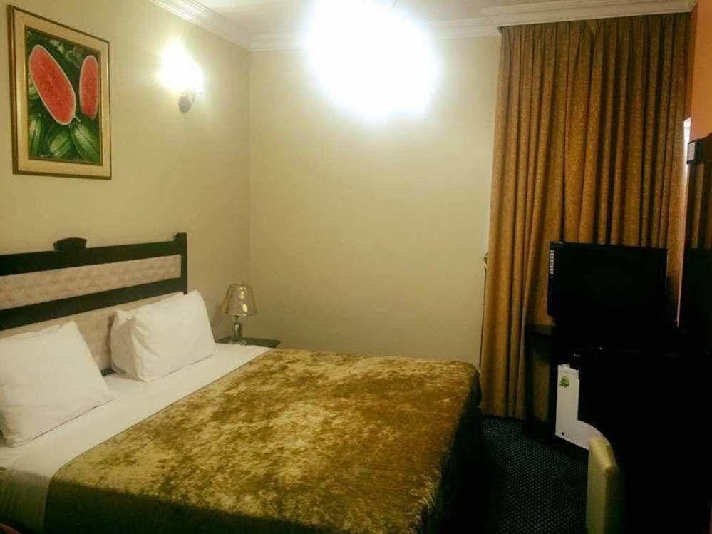 Al Bustan Tower Hotel Suites Sharjah Buitenkant foto