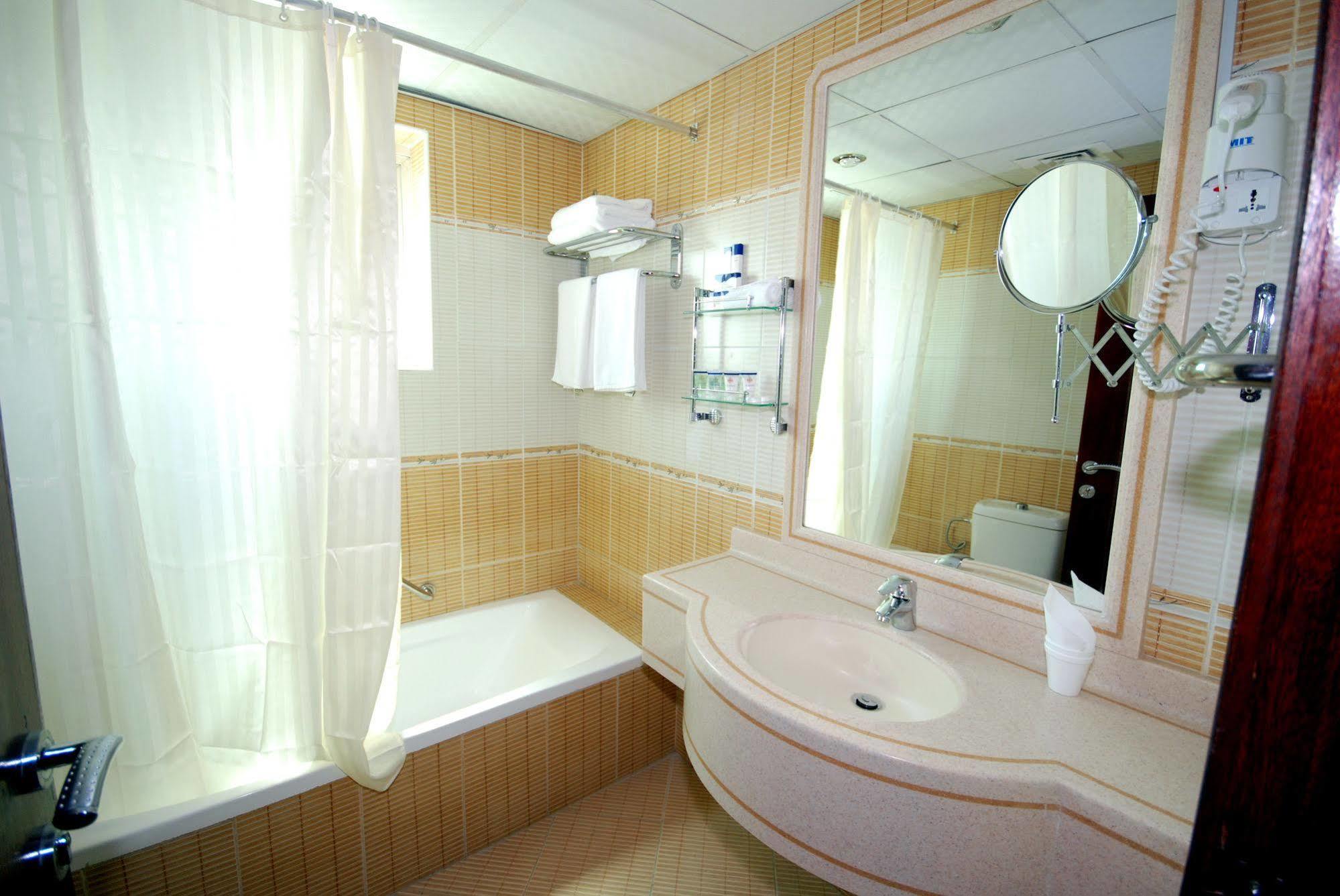 Al Bustan Tower Hotel Suites Sharjah Buitenkant foto