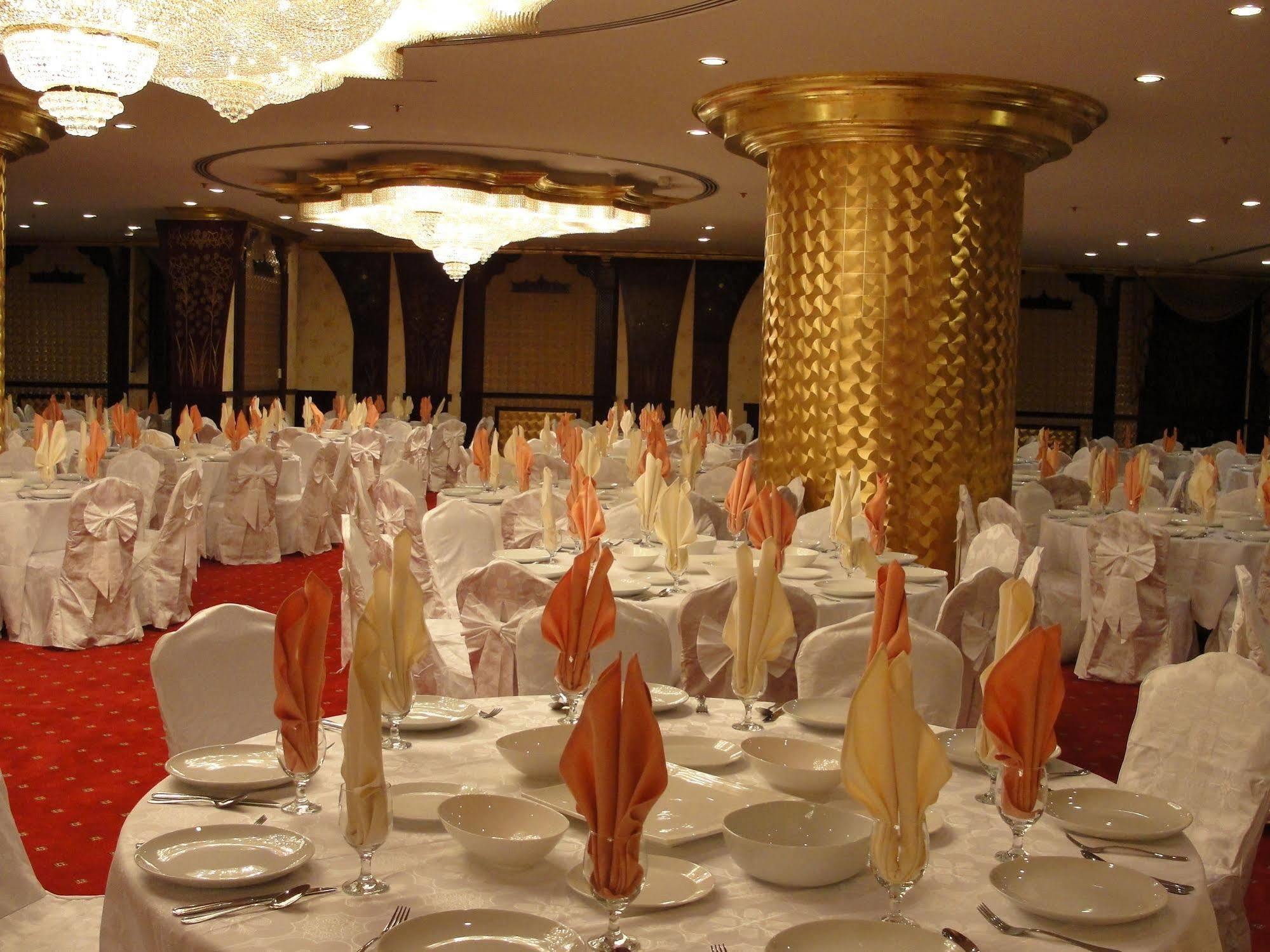 Al Bustan Tower Hotel Suites Sharjah Buitenkant foto