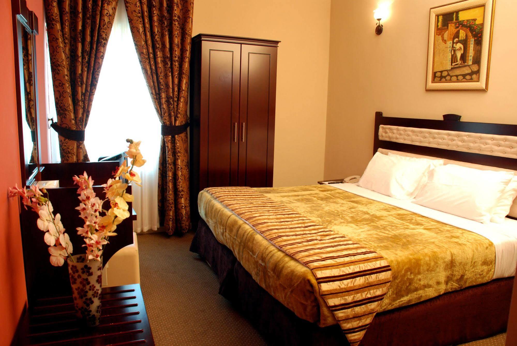 Al Bustan Tower Hotel Suites Sharjah Buitenkant foto