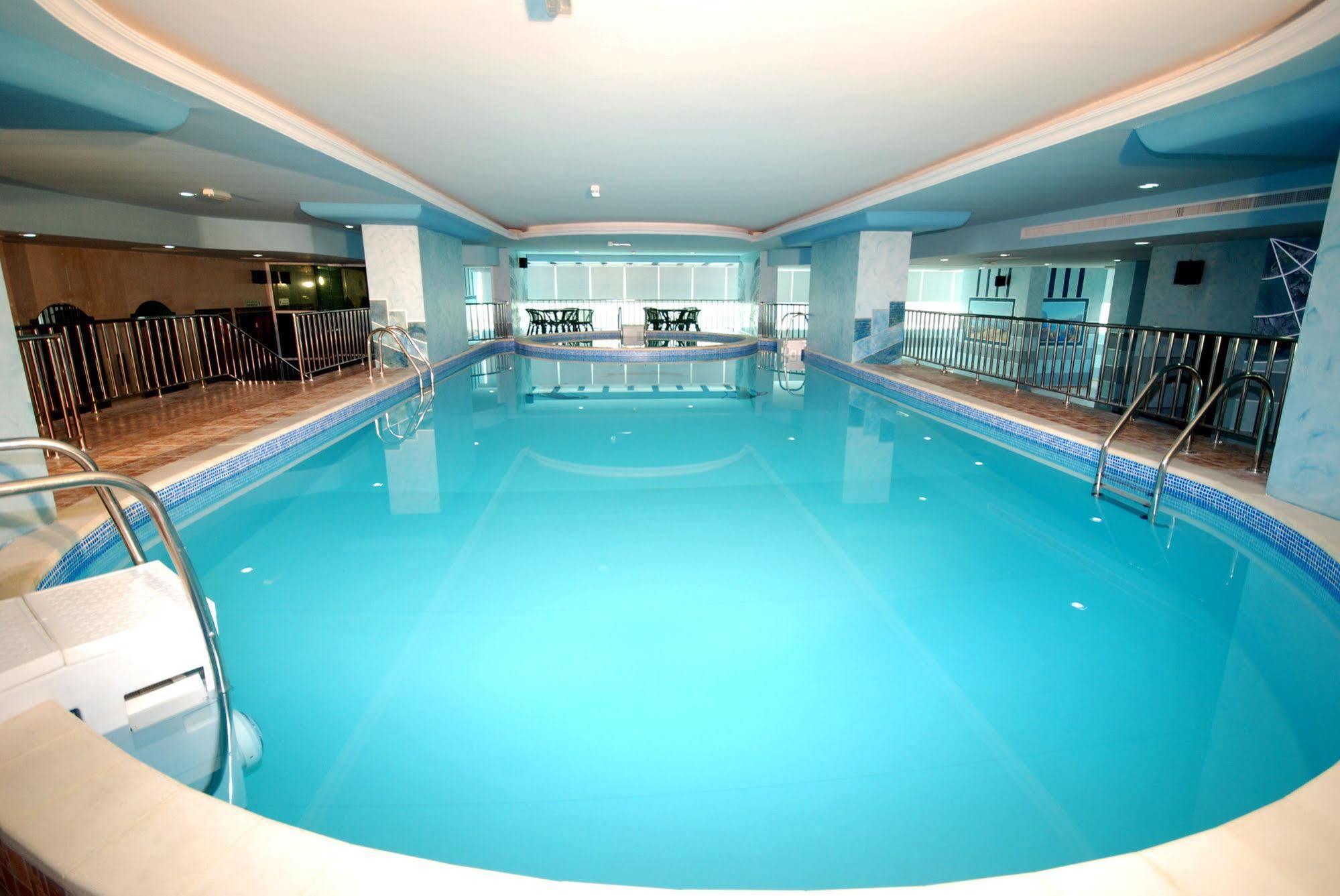 Al Bustan Tower Hotel Suites Sharjah Buitenkant foto