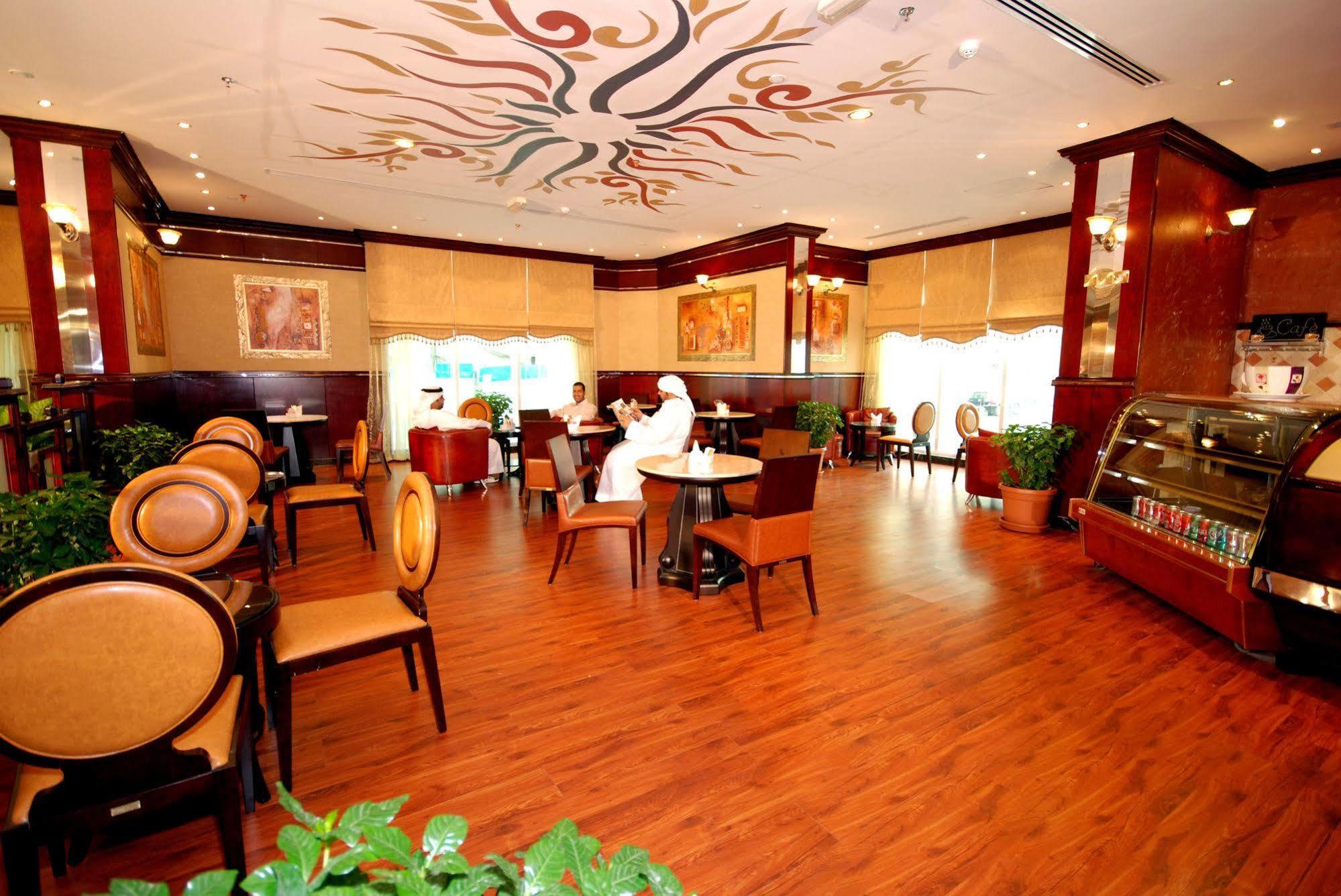 Al Bustan Tower Hotel Suites Sharjah Buitenkant foto